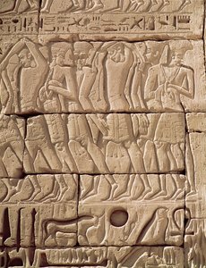 Filistealaisia vankeja johdetaan pois Ramses III:n temppelistä (n. 1184-1153 eKr.) Uusi kuningaskunta (hiekkakivi)